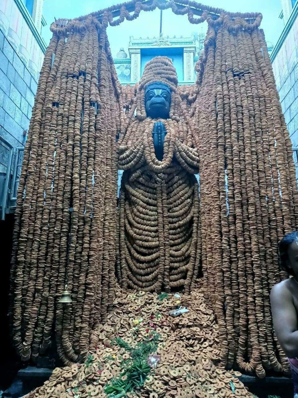 Image of Namakkal Anjanyear decorated with 100008 Vadai